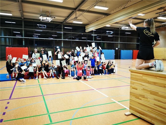Weihnachtlicher Sportspaß in der Turnhalle des Peter-Joerres-Gymnasiums.  Foto: privat