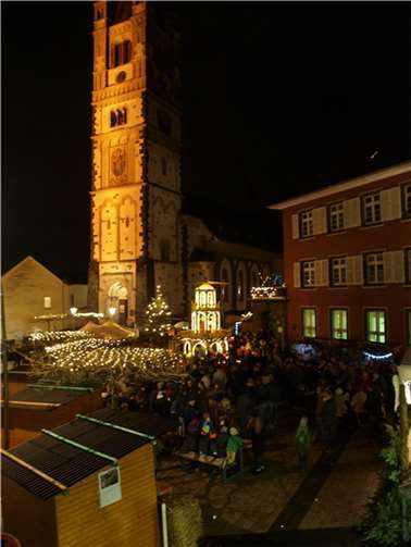 Weihnachtlicher geht’s nicht mehr: Neben der Pfarrkirche war die Weihnachtspyramide ein festlich erleuchteter Hingucker.