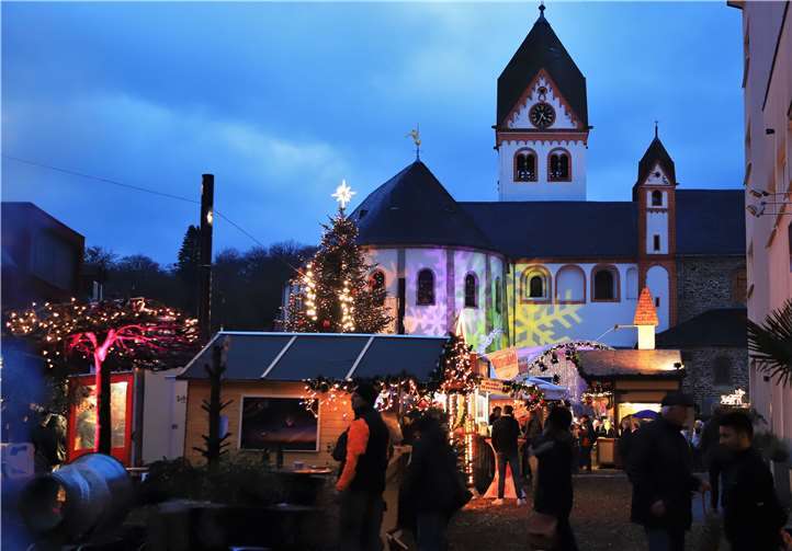 Weihnachtliches Ambiente auf dem Kirchplatz.