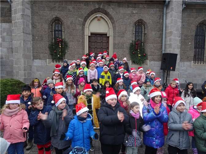 Weihnachts-“Wichtel“ vor der Brohler Kirche. Fotos: AKR