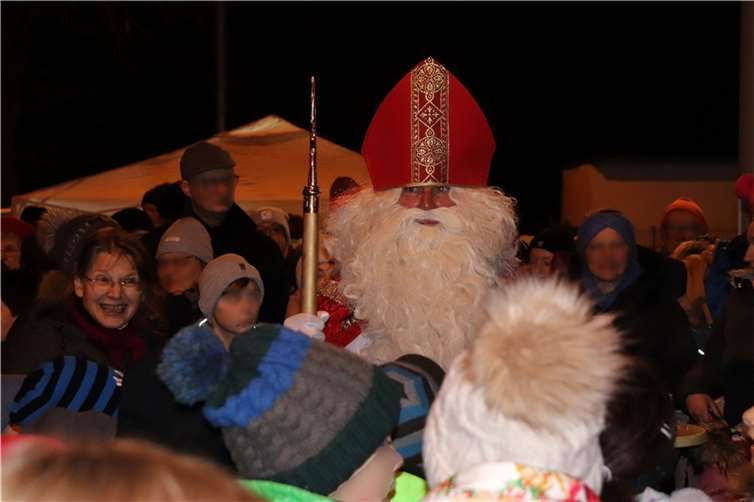 Weihnachtsbaum-Ansingen mit dem Nikolaus in Heimerzheim.