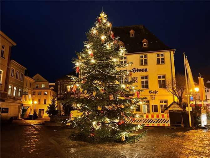 Weihnachtsbaum auf dem Marktplatz von Ahrweiler.Foto:ROB 