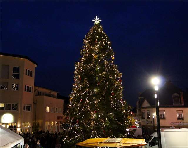 Weihnachtsbaumillumination auf dem Wochenmarkt. GM