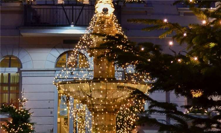 Energiekrise: Remagen reduziert Weihnachtsbeleuchtung Weihnachtsbeleuchtung vor dem Remagener Rathaus. Foto: Stadt Remagen