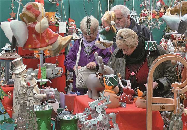 Weihnachtsdekoration in seiner ganzen Vielfalt lockt neben schönen Geschenken für den Gabentisch an die gut bestückten Verkaufsbuden.