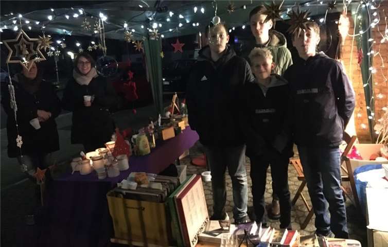 Weihnachtsdekoration verkauften die Konfirmanden auf dem Nikolausmarkt für einen guten Zweck.Foto: privat