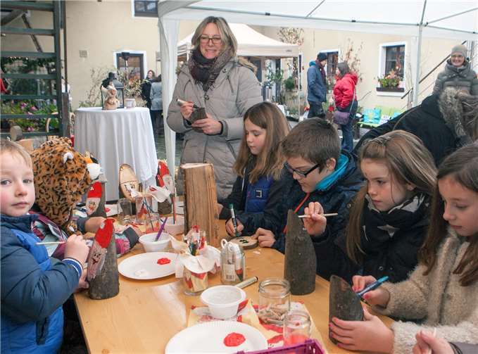 Weihnachtsengel und Nikoläuse bastelten dieKinder beim Heimat- und Verkehrsverein Morenhoven.Fotos: JOST