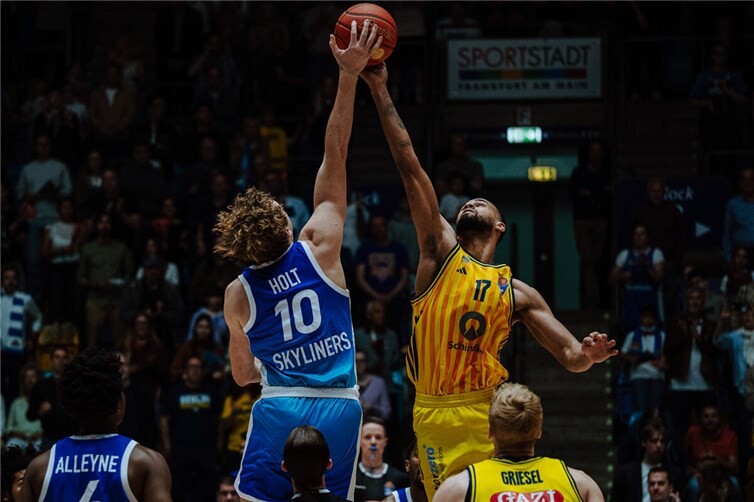 ,Weihnachtsfeier 1SKYLINERS Frankfurt vs ALBA Berlin, Basketball, easyCredit BBL, Hauptrunde, 31. Spieltag, Saison 2025/2026, 26.04.2026Foto: Dmitrij Zibart | ZIBART.DE