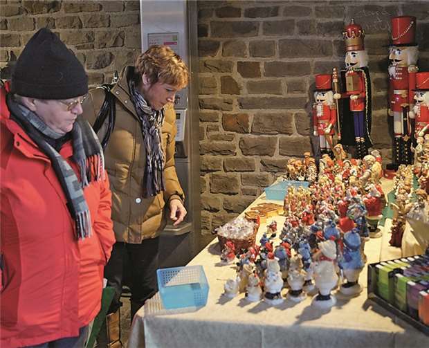 Weihnachtsfiguren, Nussknacker und Rauschgoldengel hält dieser Stand auf dem Cochemer Weihnachtsmarkt bereit..