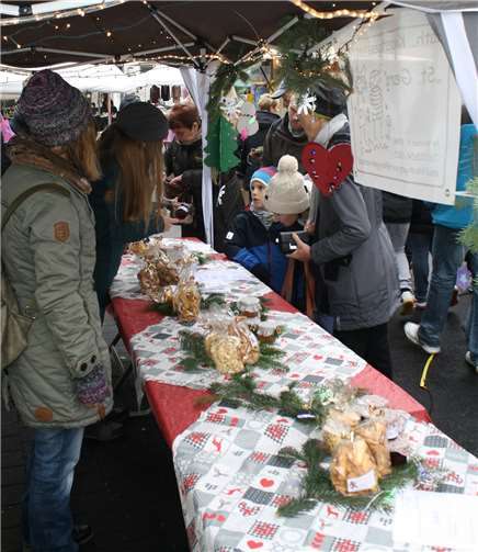 Weihnachtsgebäck und Advents- und Weihnachtsschmuckwaren erwartungsgemäß besonders gefragt.