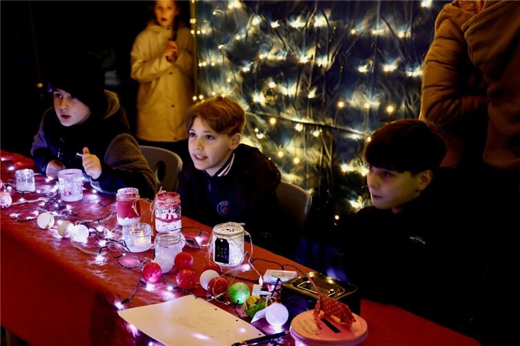 Weihnachtsgebäck, verzierte Kerzen, gebastelte Weihnachtssterne und vieles mehr, was die Schülerinnen und Schüler selbst hergestellt haben, stand nun zum Verkauf.