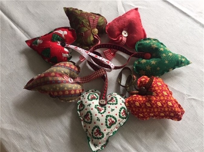 Weihnachtsherzen, die von den Grünen Damen und Herren gebastelt wurden.Foto: privat