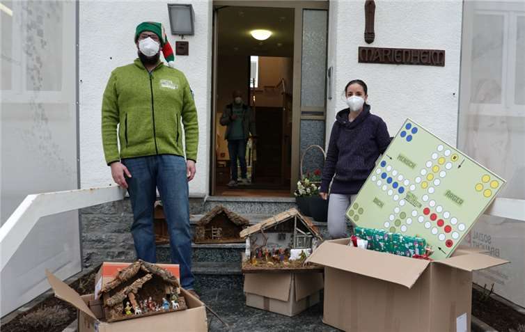 Weihnachtskrippen und Brettspiele überreichte Christian Döring (links) an Ines Hümmerich, Leiterin der Caritas-Wohnheime im Westerwaldkreis. Foto: CaritasverbandWesterwald-Rhein-Lahn e. V.