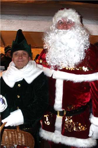 Weihnachtsmann und Elf beim Adventssingen am Viedeler Bur.