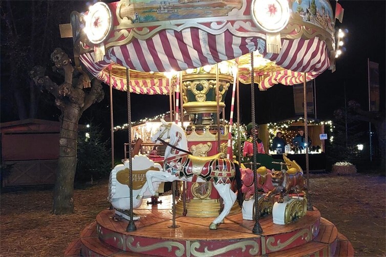 Weihnachtsmarkt-Karussell