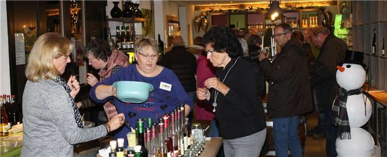 Weihnachtsmarkt und Genusssortiment vom Weingut Göbel-Schleyer Erben lockten einmal mehr zahlreiche Besucher und Genießer nach Ernst. -TE-