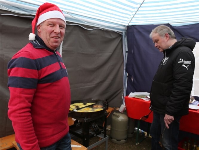 Weihnachtsmütze statt Ornat: Prinz Juppi I. sorgte mitseinen Fußballern für Nachschub an frischem Reibekuchen.