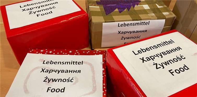 Weihnachtspäckchen und Lebensmittelpakete werden verschickt.