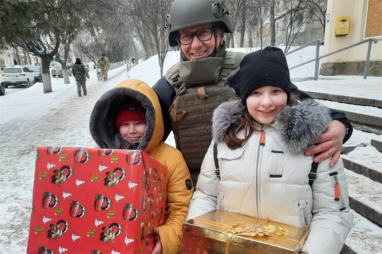 Weihnachtspakete wurden von „Rheinbach-Hilft“ zu einer Schule, in einen Bunker in der Nähe von Charkiw gebracht. Andreas Klassen übergab die Weihnachtspakete an die Kinder.