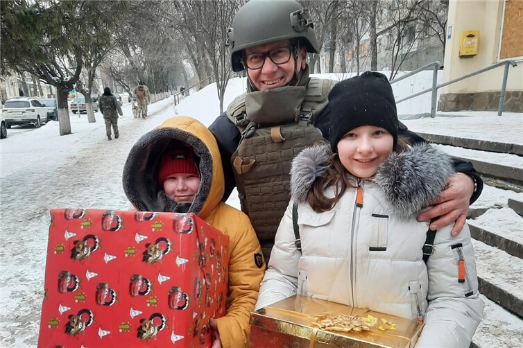 Weihnachtspakete wurden von „Rheinbach-Hilft“ zu einer Schule, in einen Bunker in der Nähe von Charkiw gebracht. Andreas Klassen übergab die Weihnachtspakete an die Kinder.Foto: privat