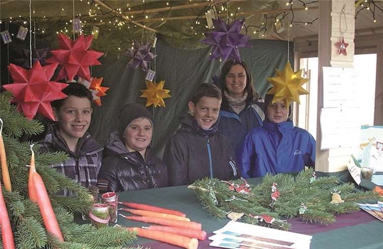 Weihnachtsstand des WRGs mit Frau Dusar und einigen Schülern.