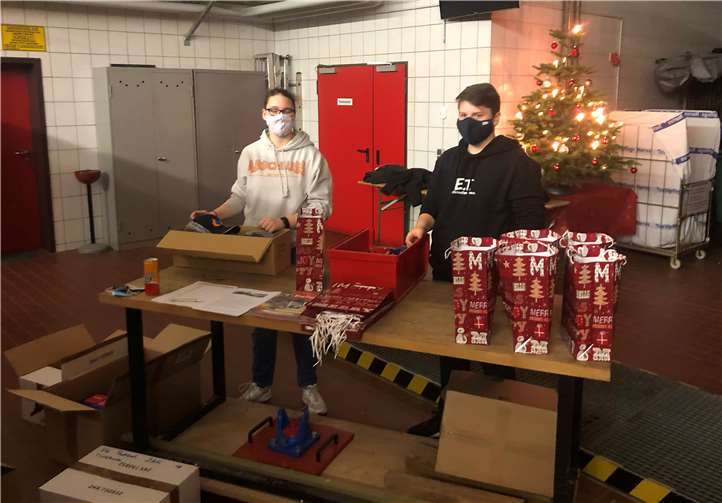 Weihnachtstüten wurden gepackt.Foto: Feuerwehr VG Puderbach