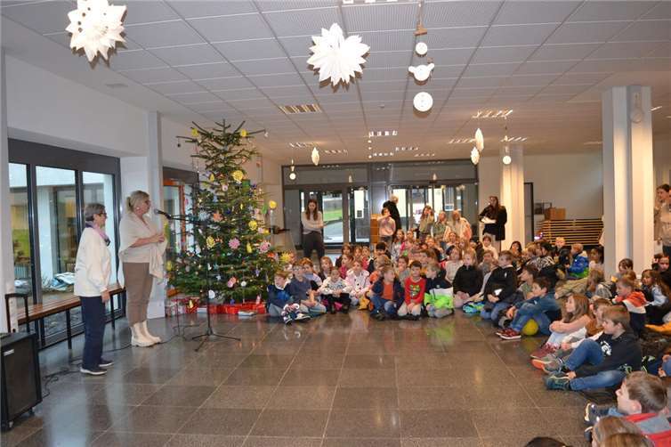 Weihnachtswünsche im Wert von über 4.300 Euro haben die Schülerinnen und Schüler der St. Arnulfus Grundschule Nickenich am Wunschbaum der Caritas Andernach erfüllt. Foto: privat