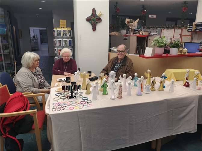 Weihnachtszauber in der Altenzentrum-Sankt-Stephan-Stiftung. Ingrid Herring und Helene Wölwer präsentierten leuchtende Engel und Weihnachtsschmuck. Foto: Altenzentrum-Sankt-Stephan-Stiftung