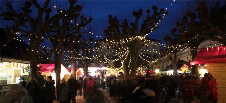 Weihnachtszenarium vor historischer Bäderarchitektur.