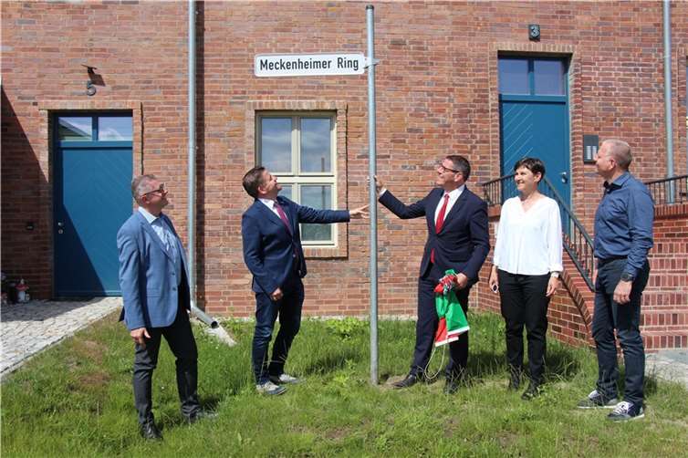 Weihten den Meckenheimer Ring in Bernau ein, von links: der Erste Beigeordnete der Stadt Meckenheim Hans Dieter Wirtz, Bürgermeister Holger Jung, Bernaus Bürgermeister André Stahl, Bernaus Baudezernentin Dunja Marx und der stellvertretende Bürgermeister von Bernau Clemens Pfütz. Foto: Stadt Bernau / Cornelia Schach