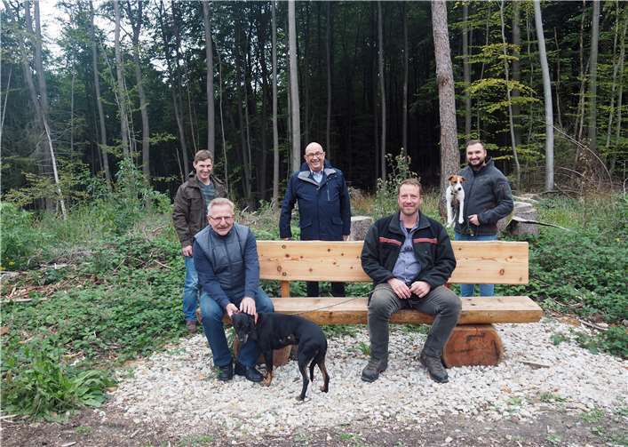 Weihten die selbst gebaute Bank am zukünftigen Bürgerwald ein: (v.l.n.r): Markus Balthasar, Bürgermeister Michael Kessler, Jörn Volk, sitzend: Gerd Balthasar und Revierleiter Johannes Biwer. Foto: Stadt Bendorf