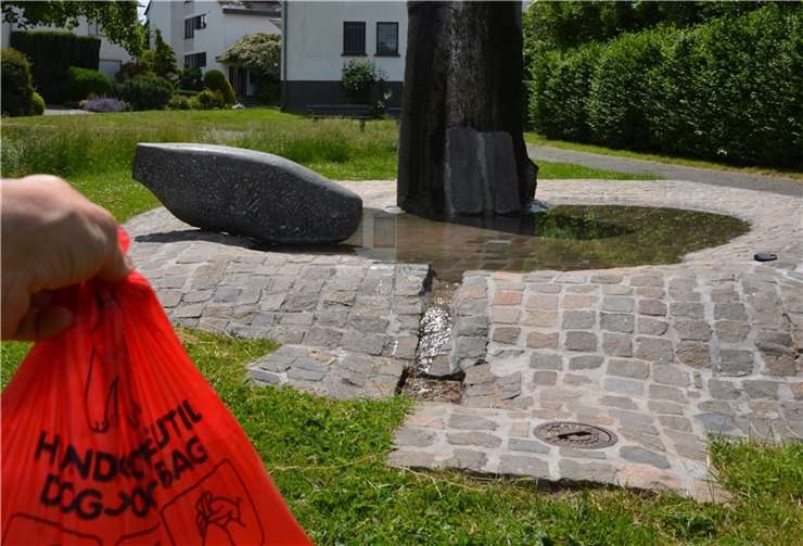 Weil Hundekotbeutel zu Wasserbomben umfunktioniert wurden, wird der Brunnen in Rübenach vorübergehend abgestellt.  Foto: Stadt Koblenz