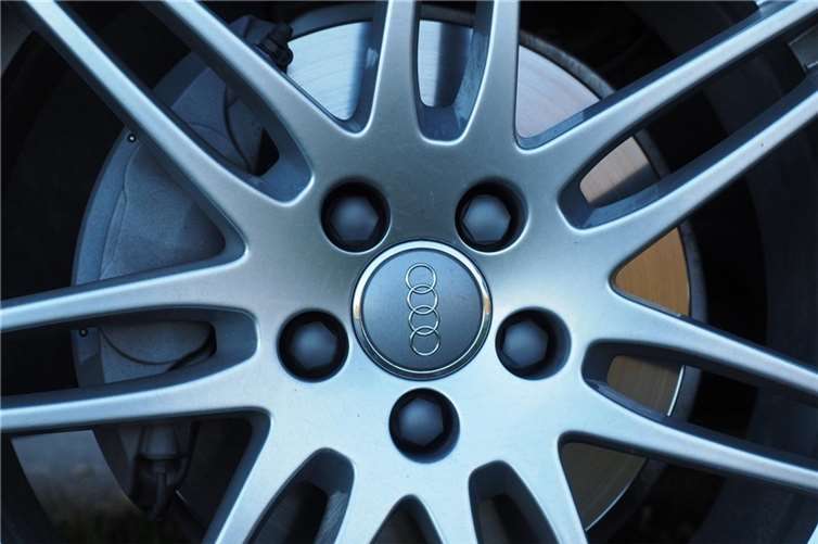 Weil ab April die Hersteller und Händler ihren Sommerbestand ausverkaufen möchten, sind die Reifenpreise in diesem Monat am niedrigsten. Foto: Pixabay.com © Hans CCO Public Domain