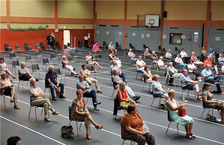 Weil der Ausgang des Abwahlverfahrens klar war, blieben viele Stühle in der Sporthalle Niederbieber leer.Fotos: FF
