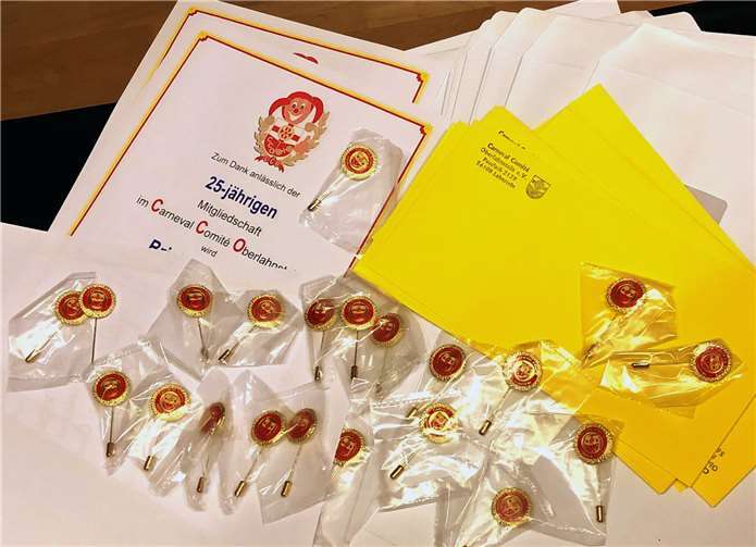 Weil der Empfang wegen der Pandemie bisher nicht stattfinden durfte sind die Ehrungen für 25-jährige Mitgliedschaft in Form der goldenen Ehrennadel und der Ehrenurkunde jetzt per Post und durch Austräger des Vereins auf dem Weg zu den Jubilaren.Foto: Eva Bonn