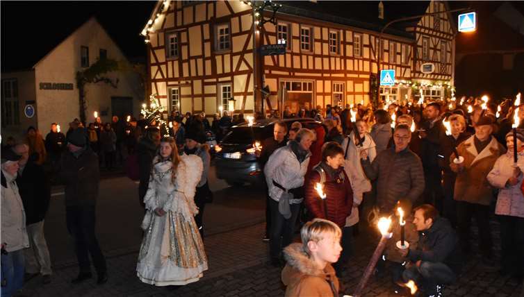 Weil die Fassade des Fachwerkhauses renoviert wurde gibt es dort keinen Adventskalender mehr. Fotos: HEP