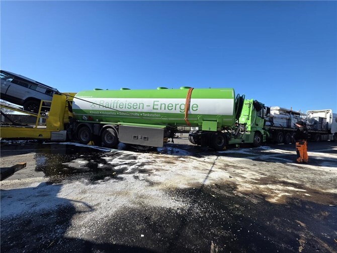 Weil die großen Fahrzeuge ineinander verkeilt alle Fahrspuren blockierten, musste die Autobahn vollständig gesperrt werden.