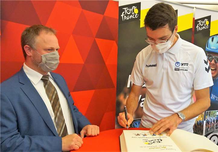 Weil er sich um Neuwied verdient gemacht hat, lud OB Jan Einig Max Walscheid zum Empfang. Der Radprofi durfte sich ins Buch der Stadt Neuwied eintragen.