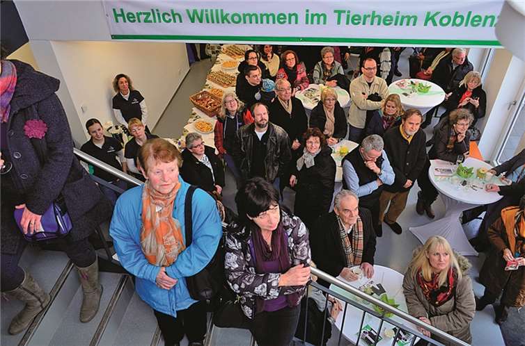 Weil im Eingangsbereich kein Platz mehr war, nahmen viele Gäste im Untergeschoss an der Eröffnungsfeier teil.