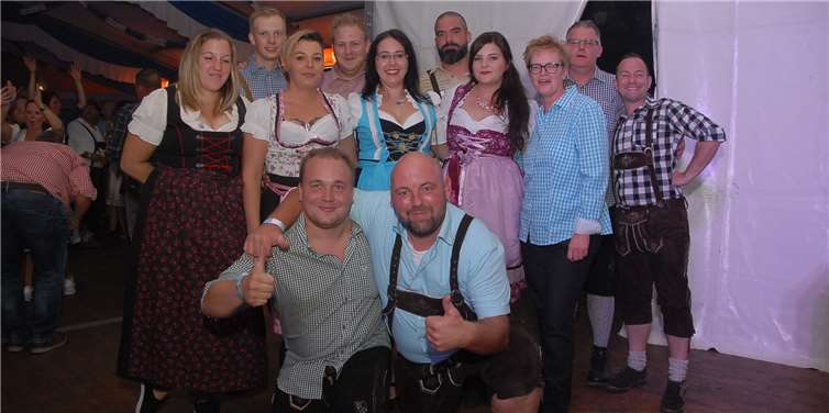 Weil sie von örtlichen und befreundeten Vereinen gut unterstützt wurden, hatten dieMitglieder des Kirmesvereins die Möglichkeit, auch selbst ausgelassen zu feiern.