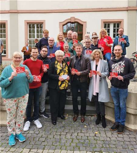 Weil viele Menschen natürlich nicht alle ihre Anregungen und Wünsche spontan nennen können, gibt es dafür auch rote Postkarten. Foto: Peter Staudt