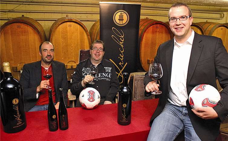 Wein und Fußball: Das Weingut Kriechel beliefert im dritten Jahr in Folge den DFB - eine absolute Besonderheit. Die Winzer Michael, Markus und Peter Kriechel (v.l.) freuen sich über das Triple.Weingut Peter Kriechel