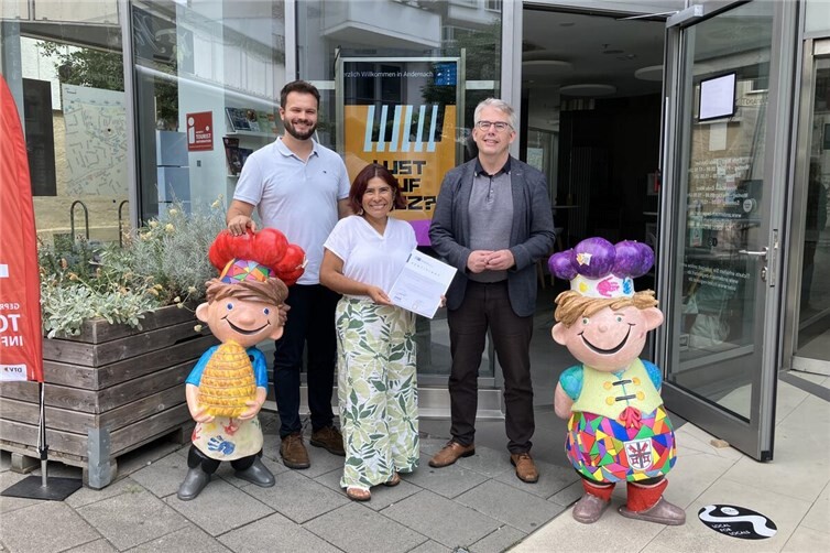 Wein- und Kulturbotschafterin Badillo-Esten (m.) mit den Gratulanten Heller (r.) und Heß (l.), beide Andernach.net