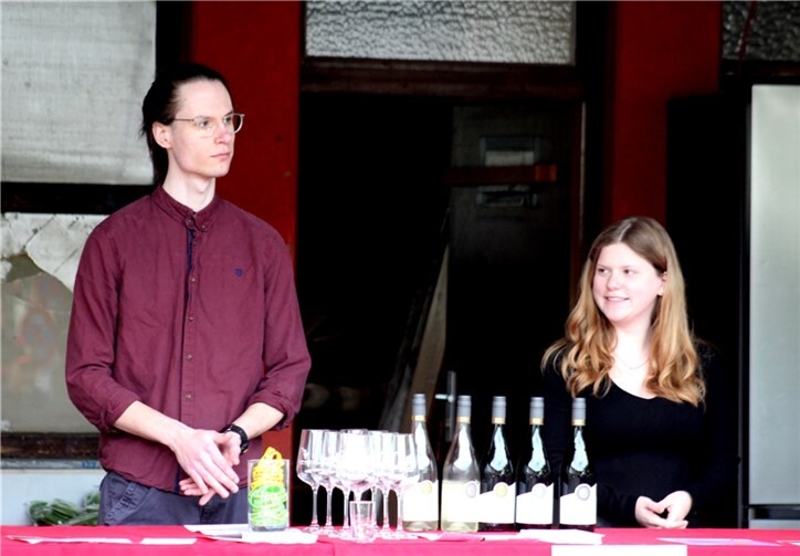Wein und Wanderbändchen stehen bereit für die „Weinfrühlings“-Wanderer.