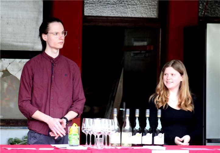 Wein und Wanderbändchen stehen bereit für die Weinfrühlings-Wanderer. 