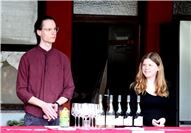 Wein und Wanderbändchen stehen bereit für die Weinfrühlings-Wanderer. 
