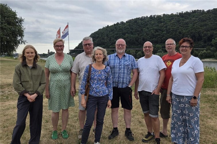 WeinSteigWinzer und VVV freuen sich mit teilnehmenden Betrieben auf Weinpicknick - Tafeln am Strom.Personen von links: Laura Mohr (Weingut 1640 Mohr), Simone Osteroth (1. Vorsitzende VVV), Gotthard Emmerich (Weingut Emmerich), Katrin Sensenschmidt (Weingut Kay Thiel), Hans Mehren (Weingut Mehren), Uli Himmelbach (Weinstand Mohr), Peter Hohn (Weingut Hohn), Bettina Reisdorf (2. Vorsitzende VVV)