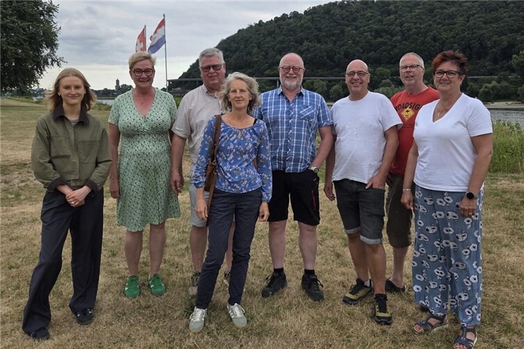 WeinSteigWinzer und VVV freuen sich mit teilnehmenden Betrieben auf Weinpicknick - Tafeln am Strom. V.li. Laura Mohr (Weingut 1640 Mohr), Simone Osteroth (1. Vorsitzende VVV), Gotthard Emmerich (Weingut Emmerich), Katrin Sensenschmidt (Weingut Kay Thiel), Hans Mehren (Weingut Mehren), Uli Himmelbach (Weinstand Mohr), Peter Hohn (Weingut Hohn), Bettina Reisdorf (2. Vorsitzende VVV).