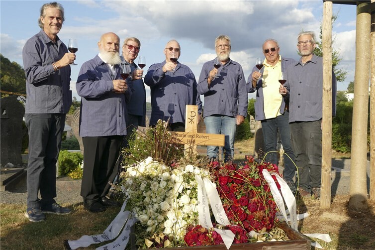 Weinbaubrüder am Grab von Robert Hoß