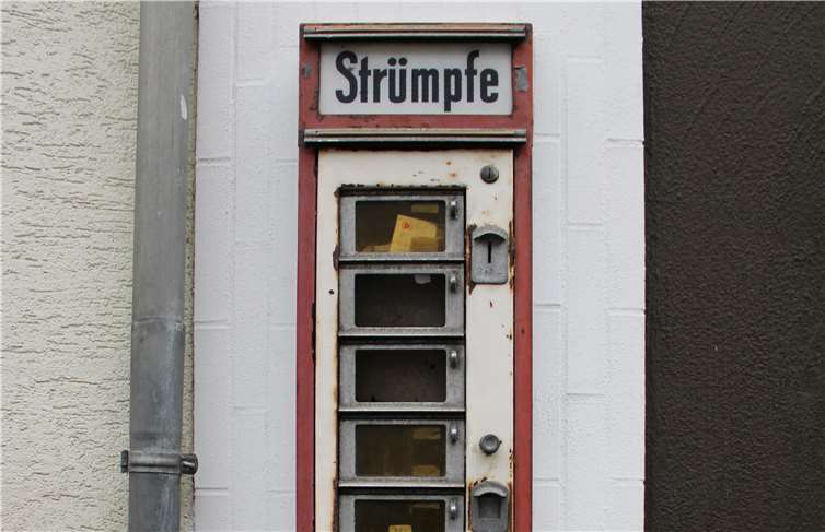 Strümpfe vom Automaten und blühende Olivenhaine Weinberge und Wanderwege präsentieren die Autoren nicht - dafür jedoch viel Kurioses wie dieser Strumpfautomat. Foto: privat